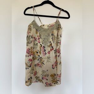 NWT Floral Sleeveless Top with Lace Detail XL

LOT C